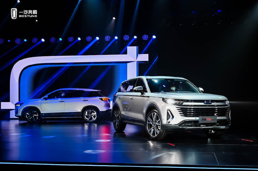 双车齐发换装全新品牌logo新款一汽奔腾t77t99上市售1148万起