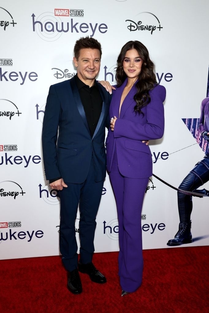 杰瑞米·雷纳 / 海莉·斯坦菲尔德 22日于纽约参加《鹰眼》放映活动