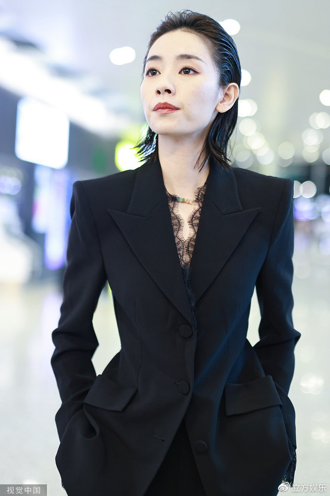 刘雅瑟纯黑look现身机场 短发利落气场全开|刘雅瑟|气场|现身_新浪新闻