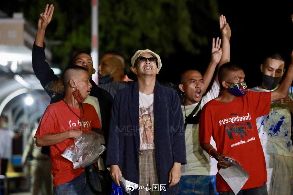 泰国19名抗议者保释出狱