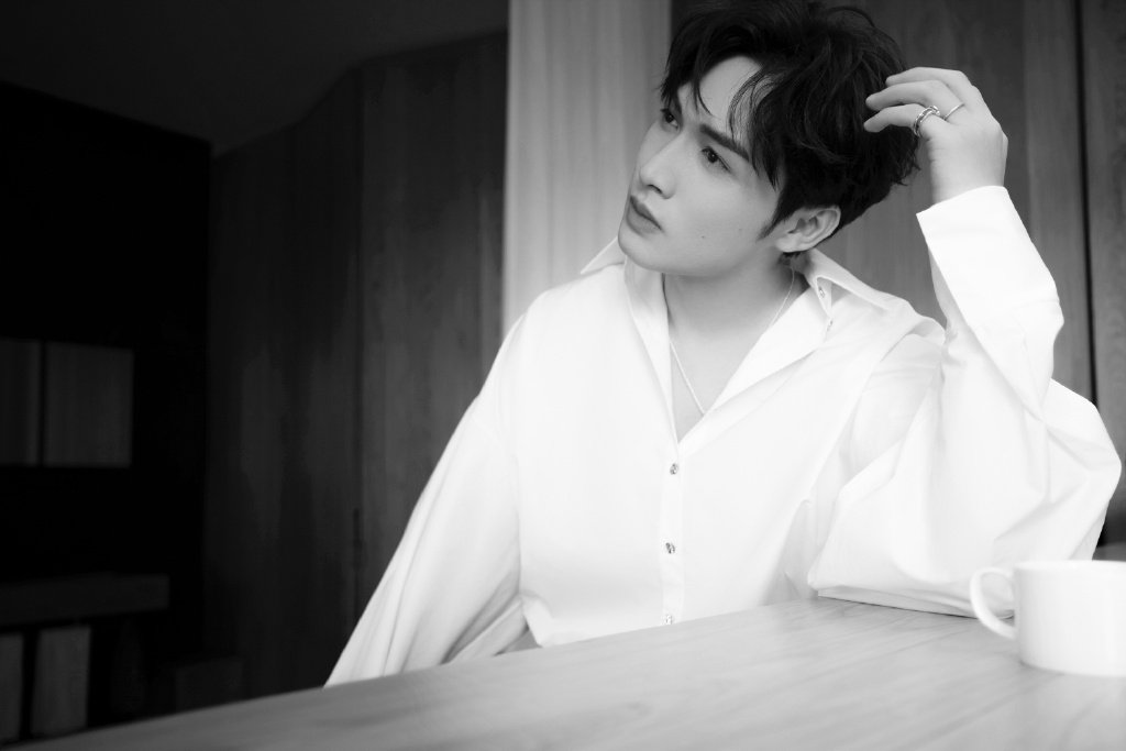 张彬彬身穿白色衬衫,清爽干净,帅气有型