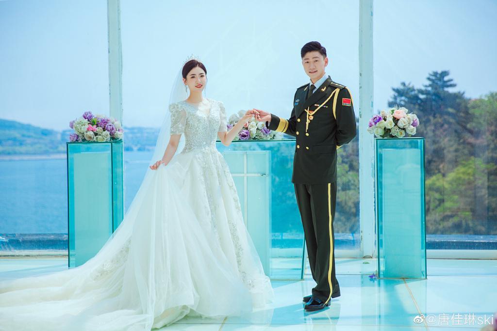 中国又一奥运代表大婚夫妻俩穿军装拍婚纱照英姿飒爽郎才女貌