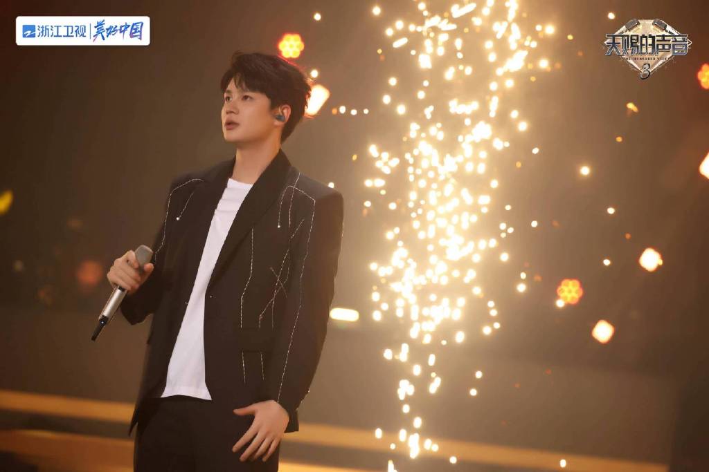 姚六一本人也在"天赐的声音"节目中,与汪小敏同台献唱了一曲励志新歌