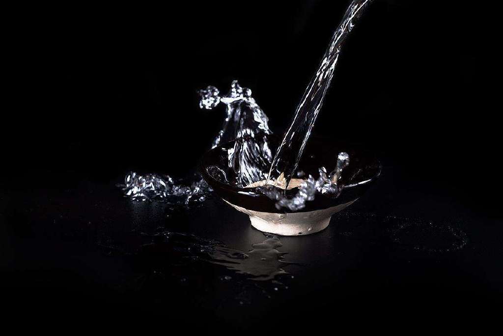 众人同饮,一人独醉__财经头条