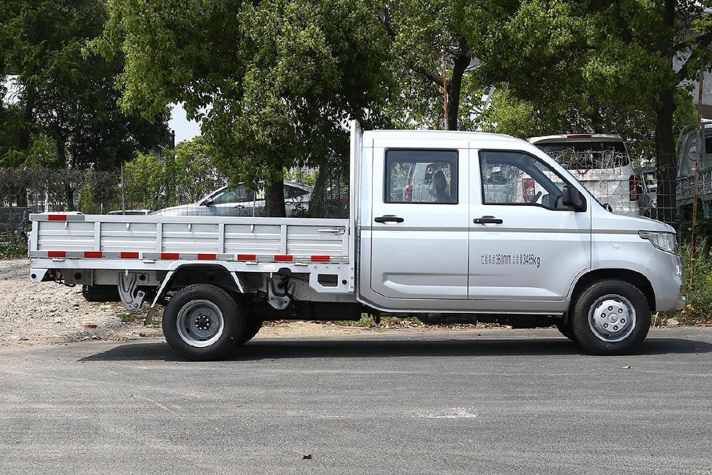 五菱荣光新卡6轮小车,2/5座都有,搭载1.