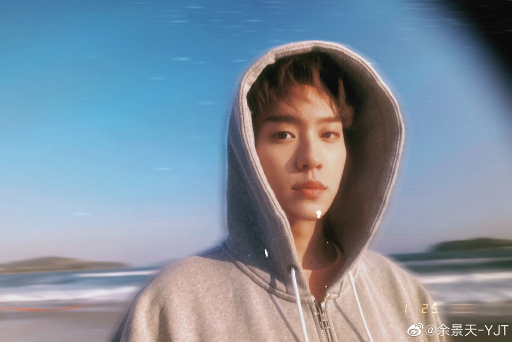 余景天胶片风海边随拍,咱就是说,每一帧都是极致帅气!