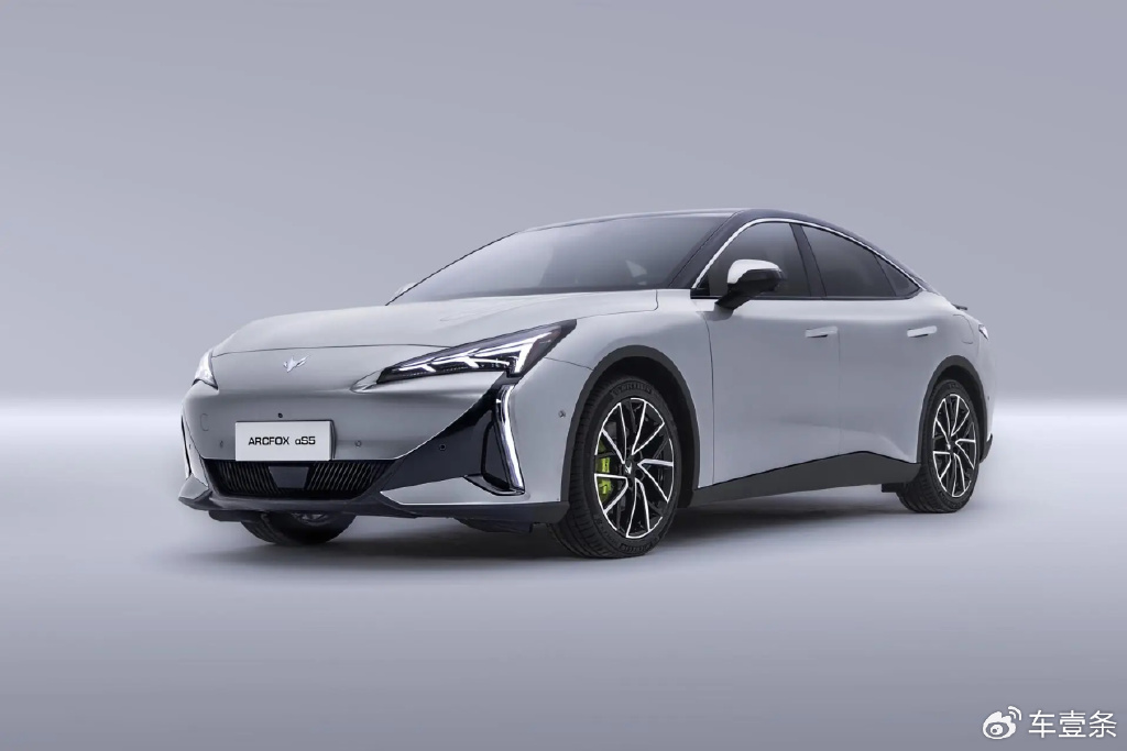 2021年上海车展前夕,极狐与华为合作车型——极狐阿尔法s华为hi版正式