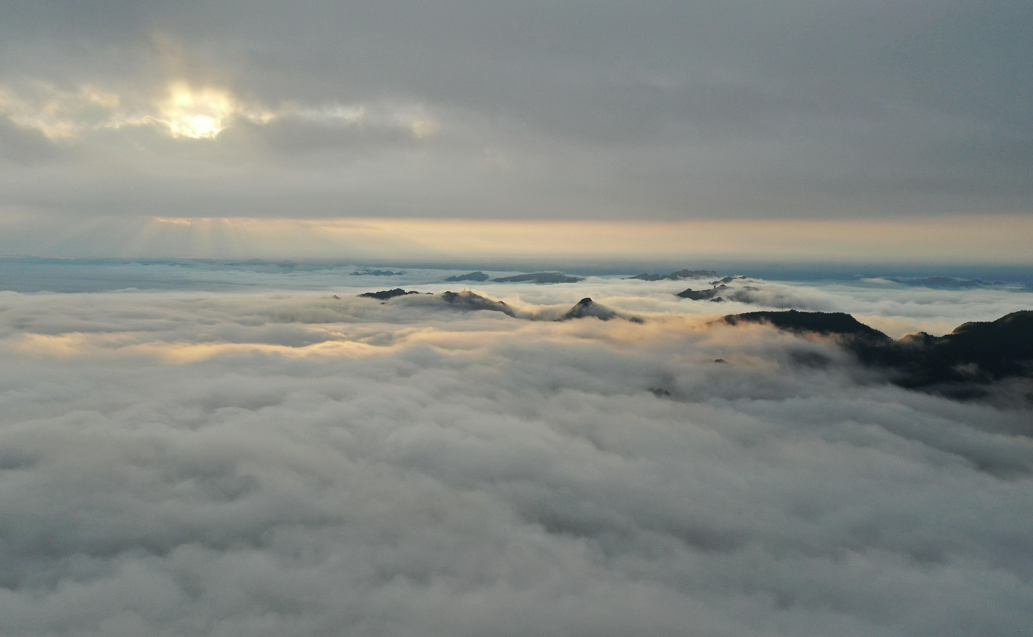 这是8月28日在张家界武陵源景区黄石寨拍摄的云海景观(无人机照片).