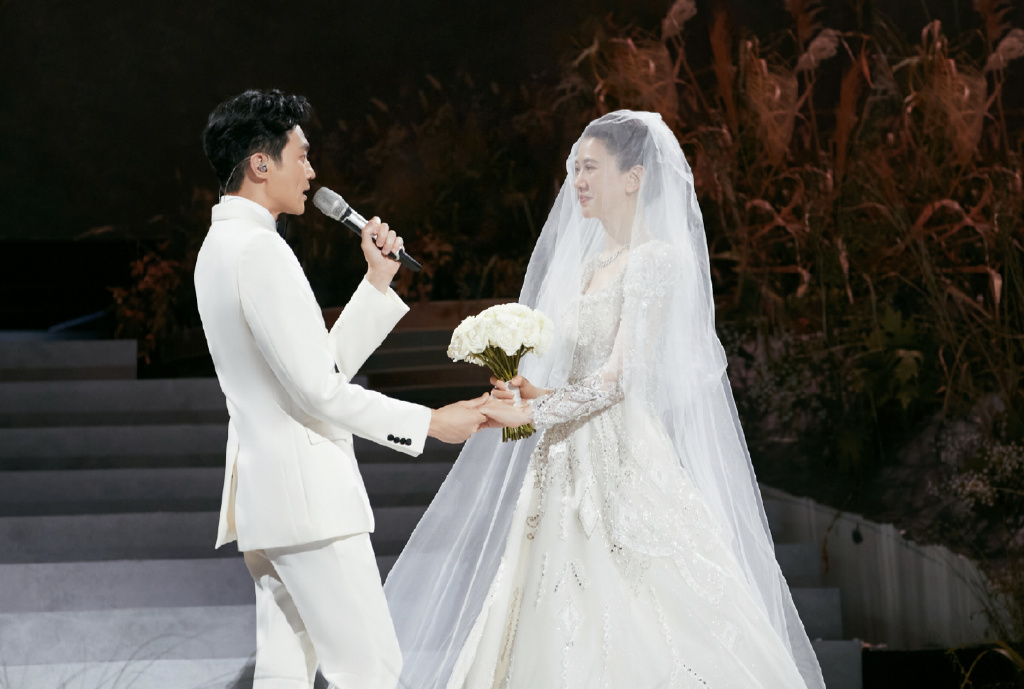 《披荆斩棘》三公舞台:张智霖办现场婚礼,袁咏仪穿婚纱惊喜登台休闲区蓝鸢梦想 - Www.slyday.coM 《披荆斩棘》三公舞台:张智霖办现场婚礼,袁咏仪穿婚纱惊喜登台休闲区蓝鸢梦想 - Www.slyday.coM