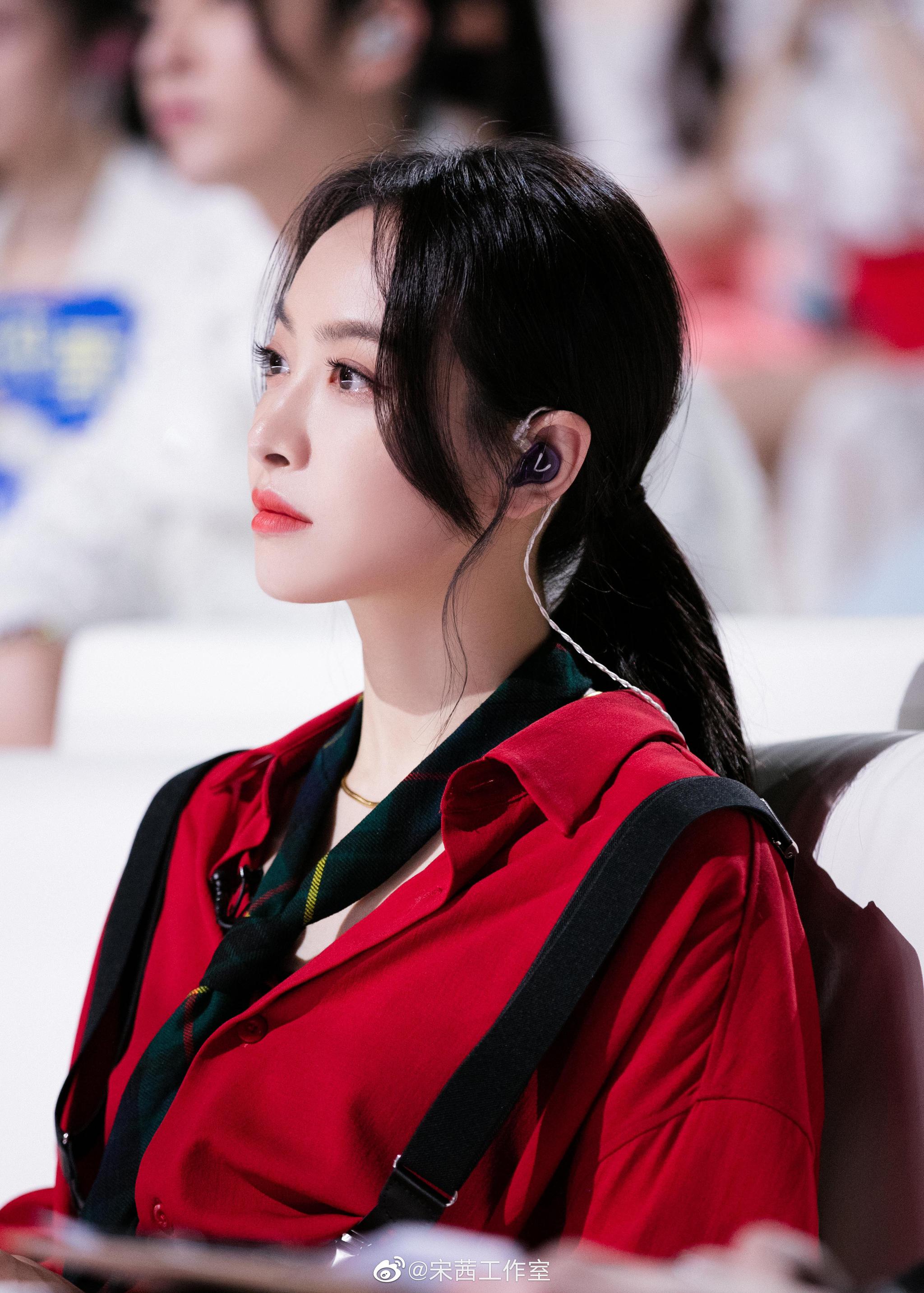 鲜丽的红,慵懒的黑,松松领带,挽起马尾,不经意的一瞥……|宋茜_新浪