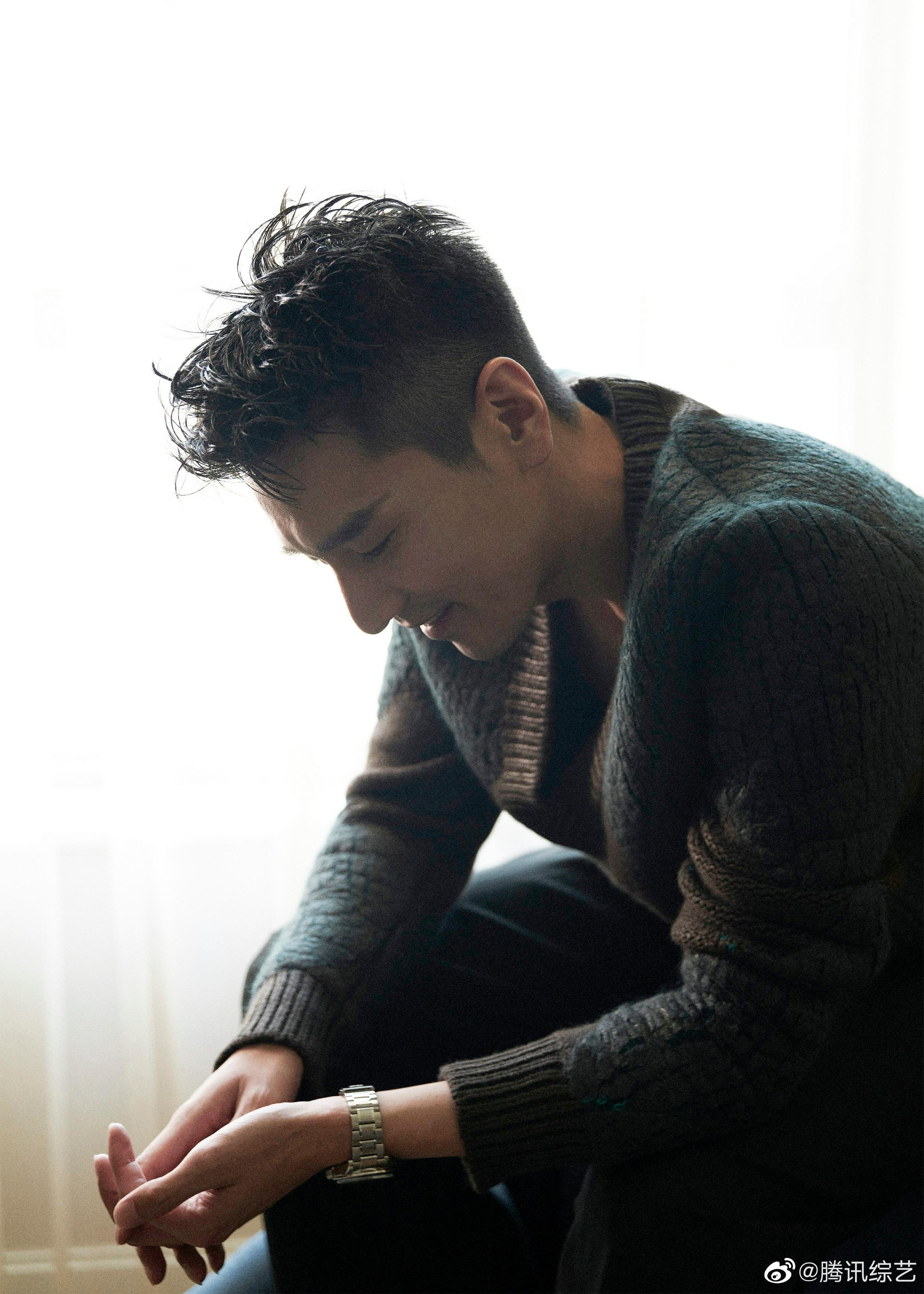 赵又廷@hero赵又廷 今日发布最新写真,黑色v领毛衣倍显温暖