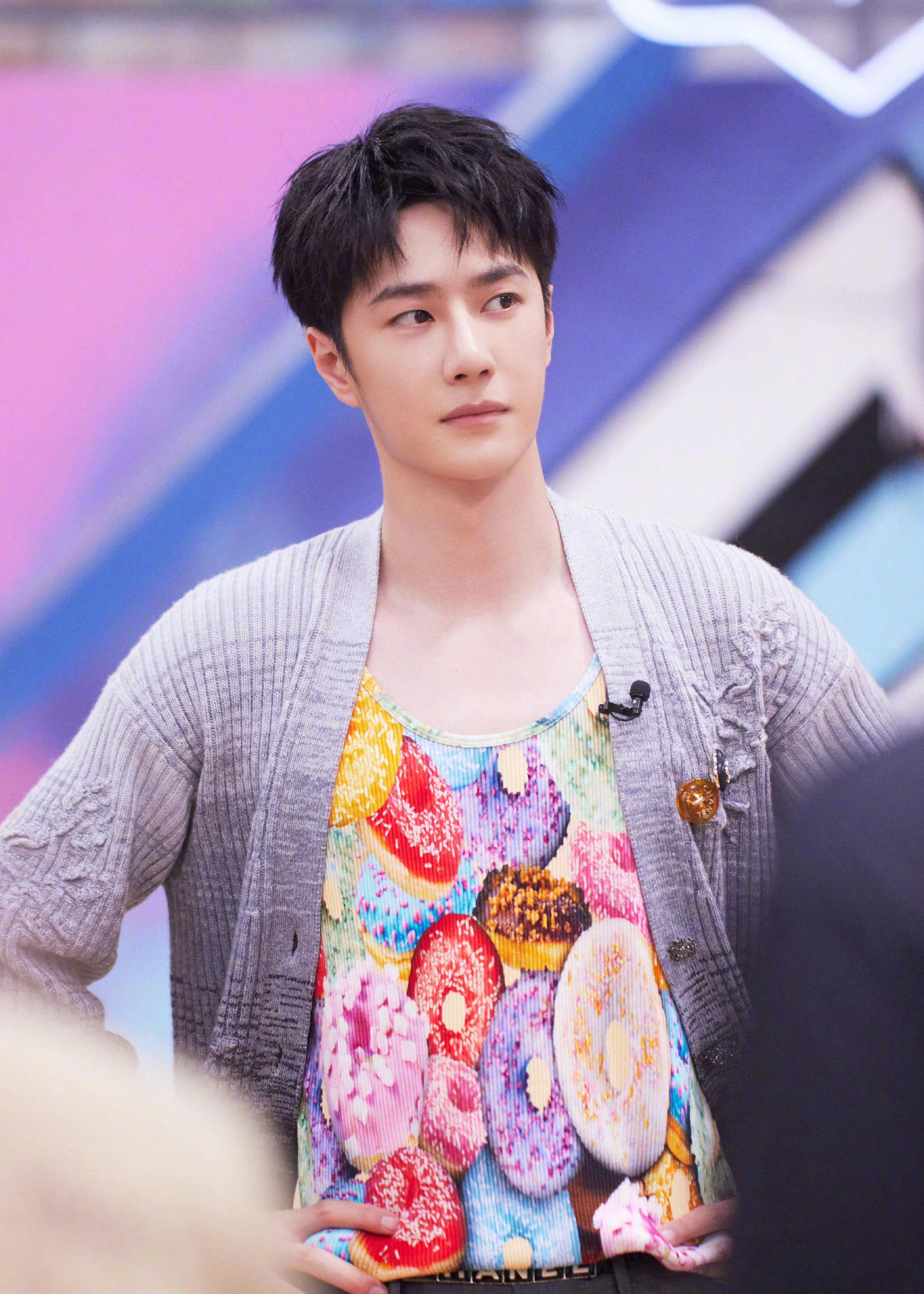 今天是运动boy王一博,这个造型有亿点点帅气啦!__财经头条