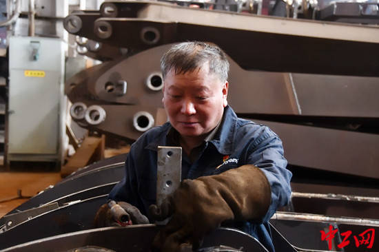 全国劳模李伟：“匠心”逐梦 勇攀高峰休闲区蓝鸢梦想 - Www.slyday.coM