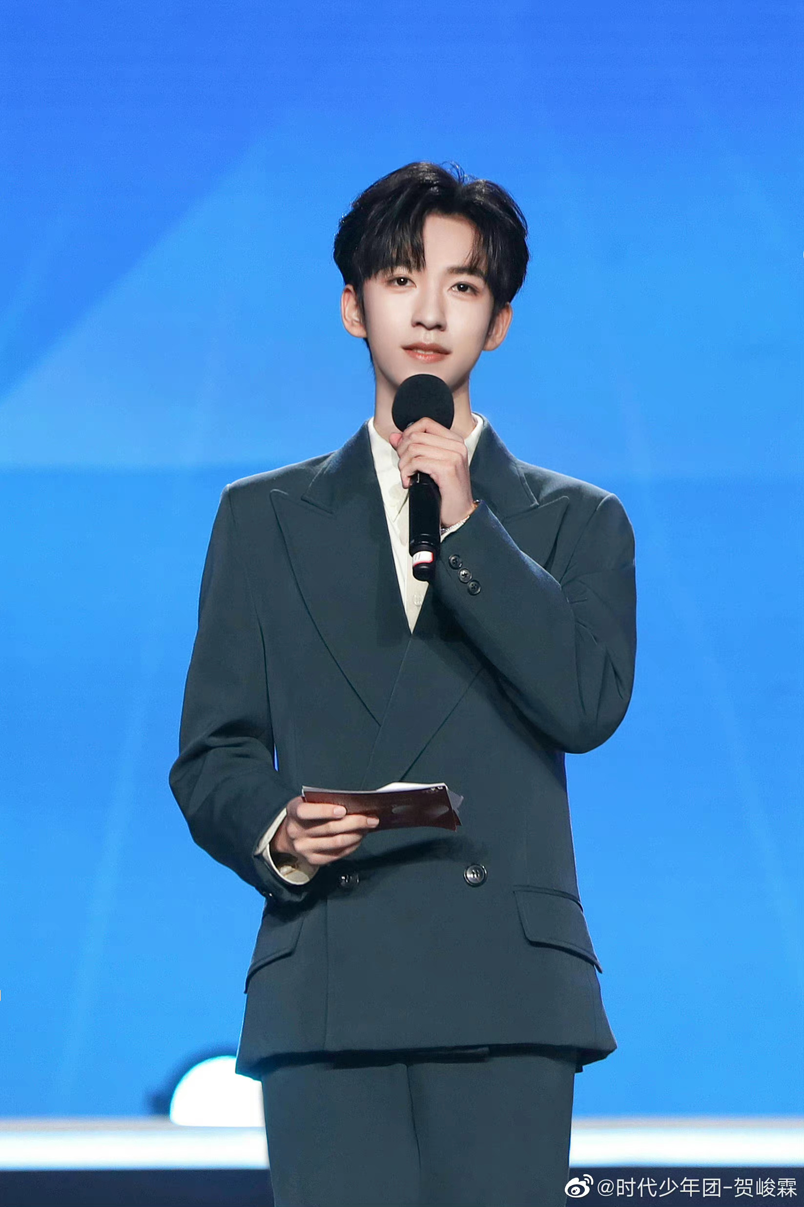 贺峻霖大学生电影节舞台照 首次参加电影节主持工作的小贺……_高清