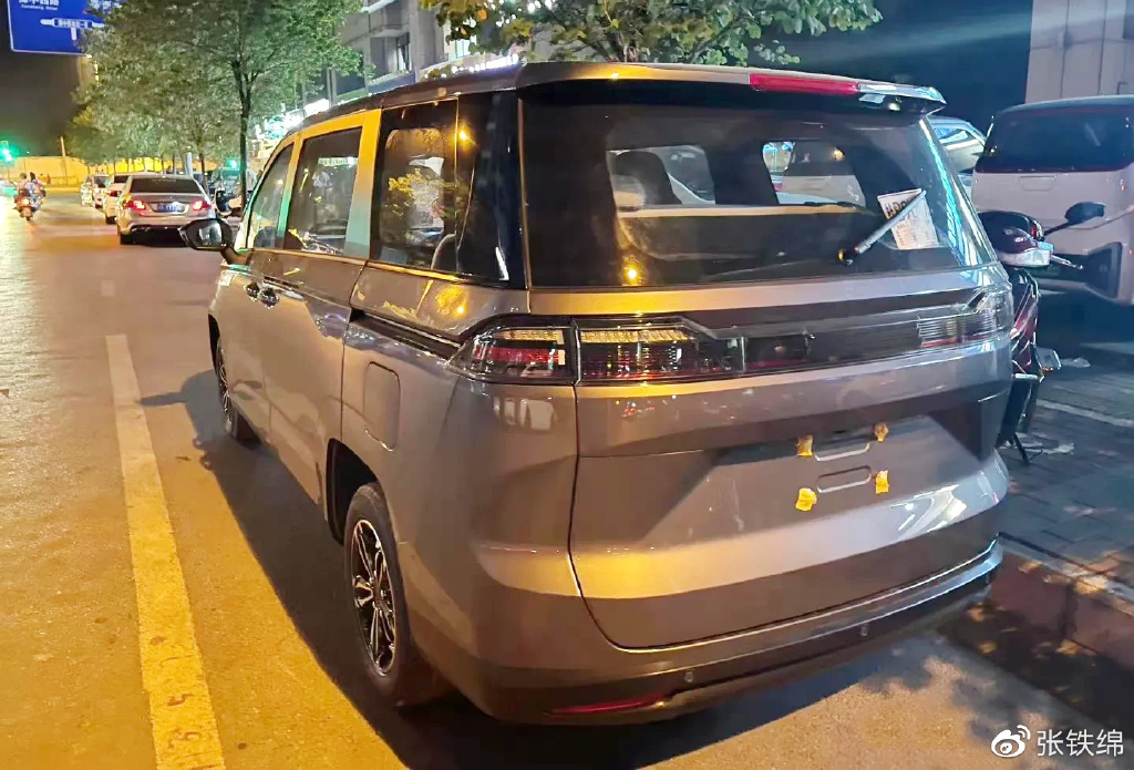 五菱新款mpv实车曝光外观很霸气换装新车标7座侧滑门