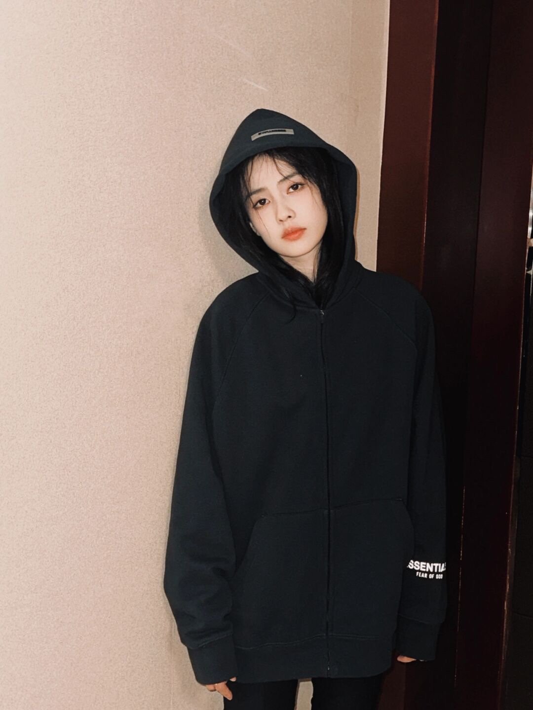 白鹿记录日常随拍🧩 黑色连帽卫衣造型休闲帅气,素颜鹿鹿好美_高清