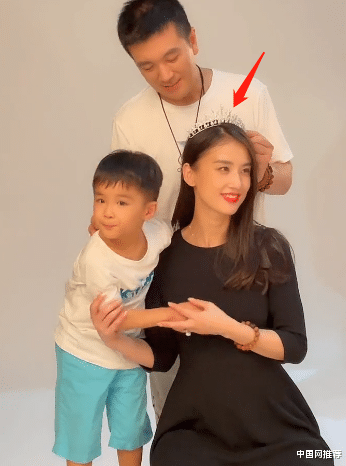 黄圣依和丈夫儿子甜蜜同框,戴镶满钻王冠似贵妇|安迪|黄圣依|杨子