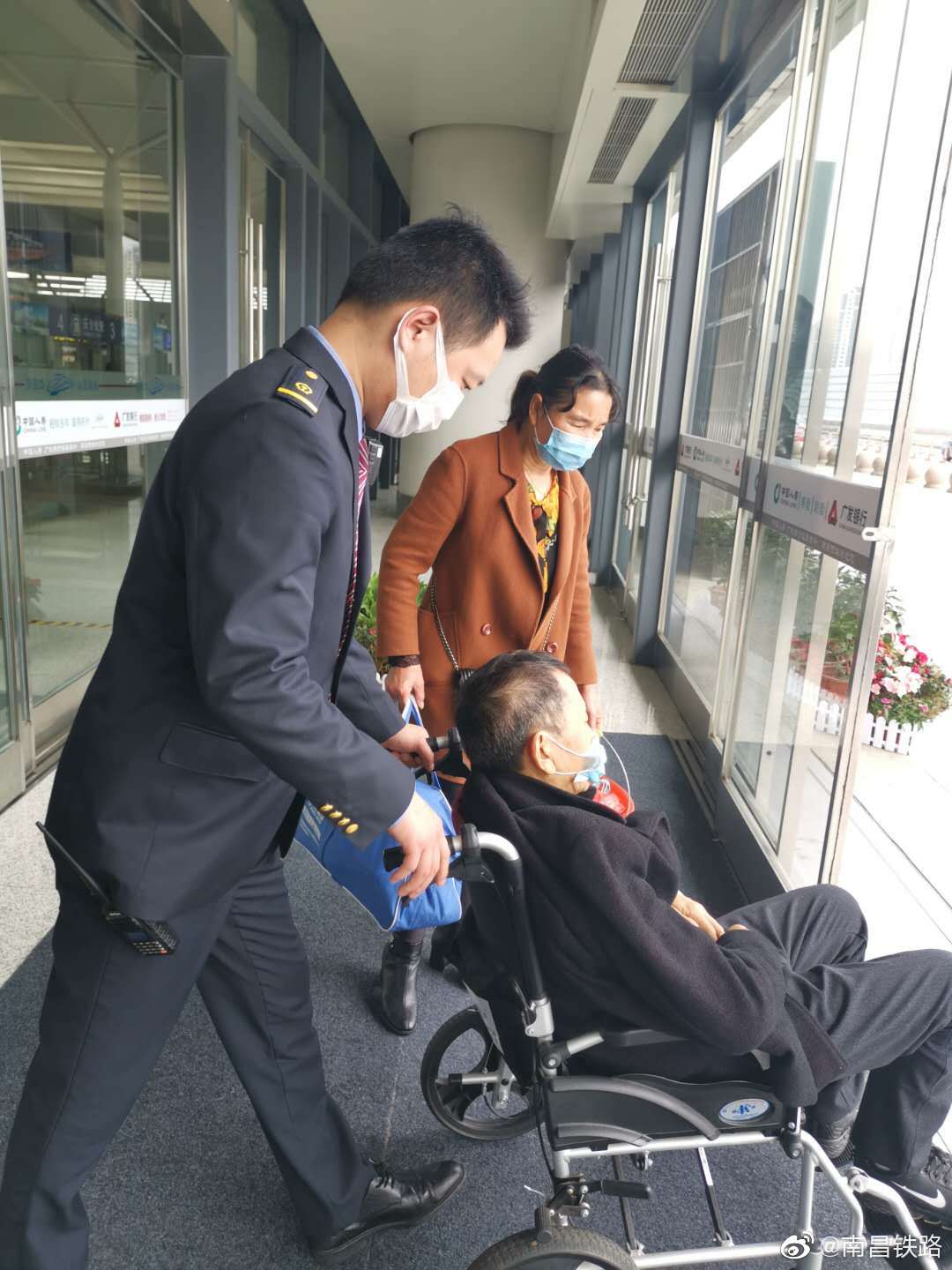 3月25日中午12时10分,南昌西站一名旅客突发身体不适