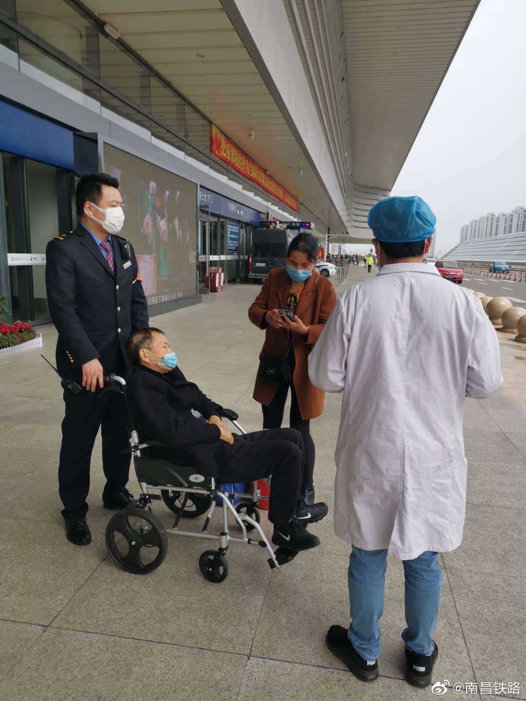 3月25日中午12时10分,南昌西站一名旅客突发身体不适