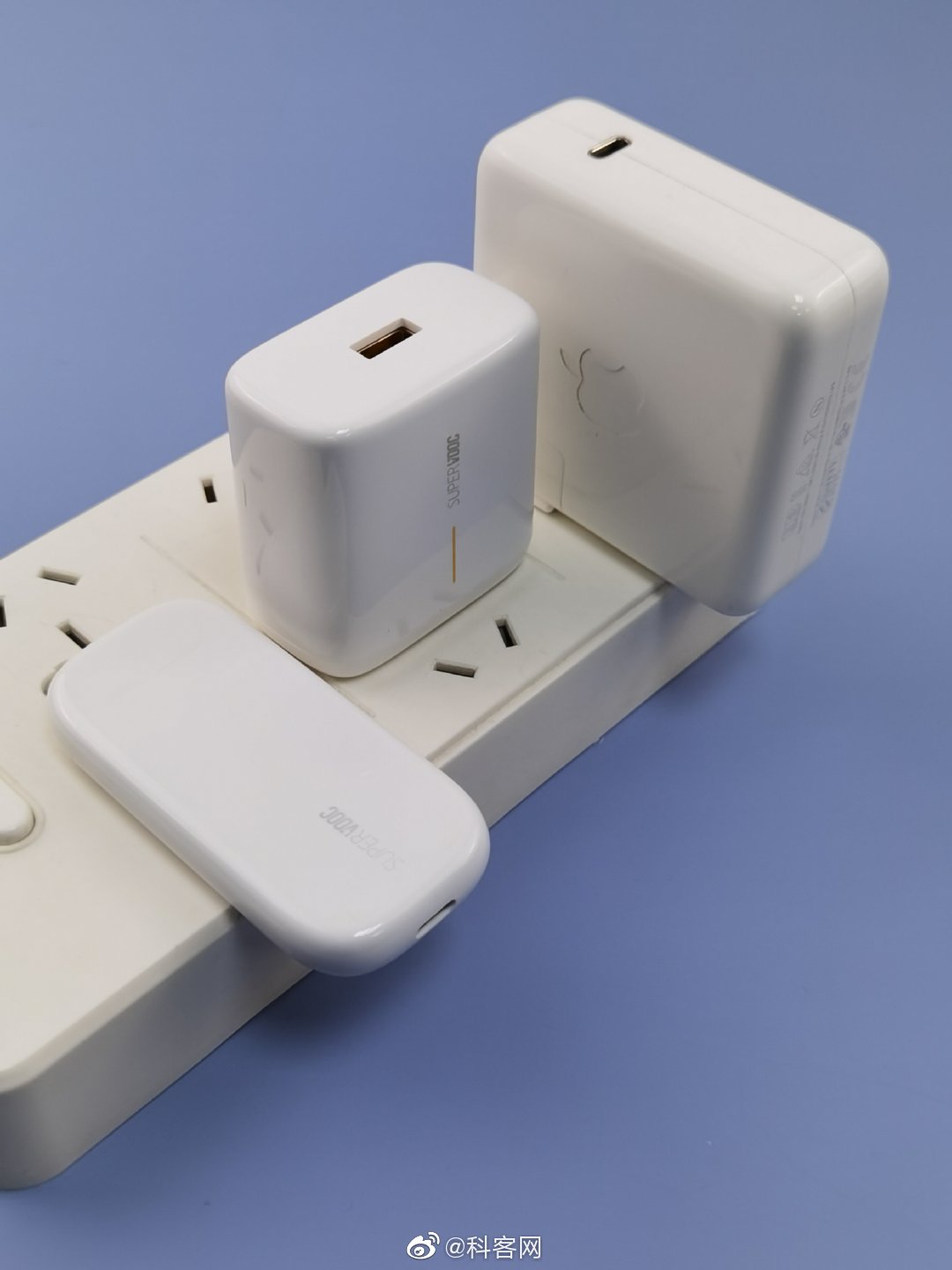 最近体验了一下oppo刚刚发布的50w超闪饼干充电器(工程版)