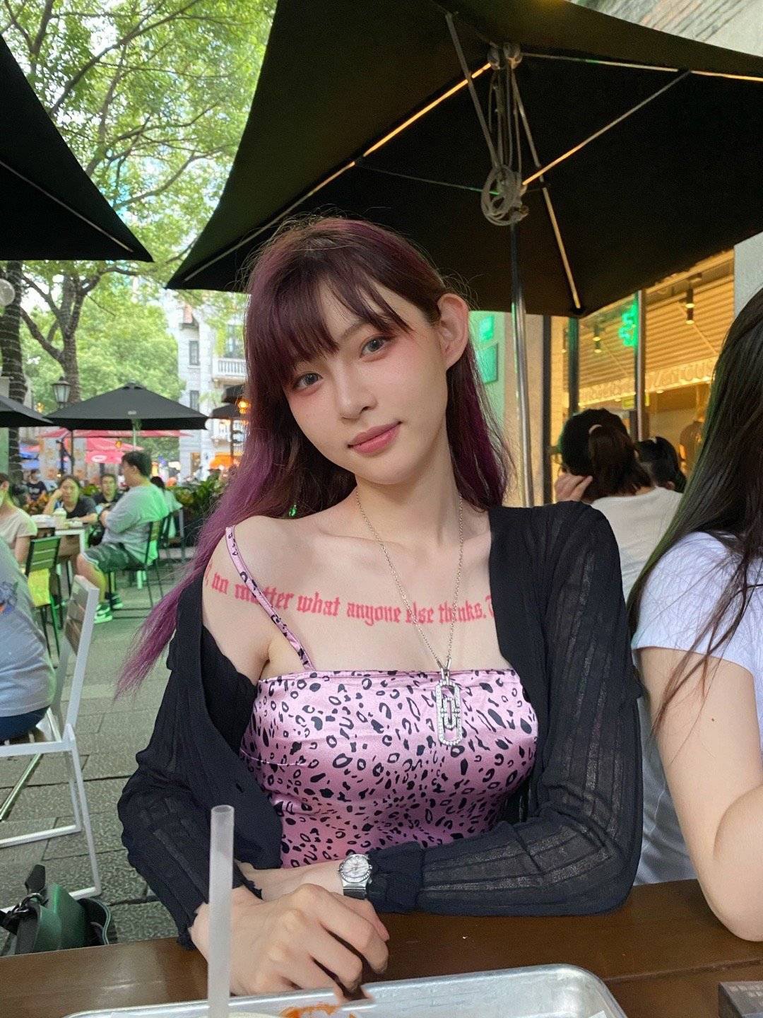 痞幼从小就开始接触机车和跑车,更是在十五岁时就获