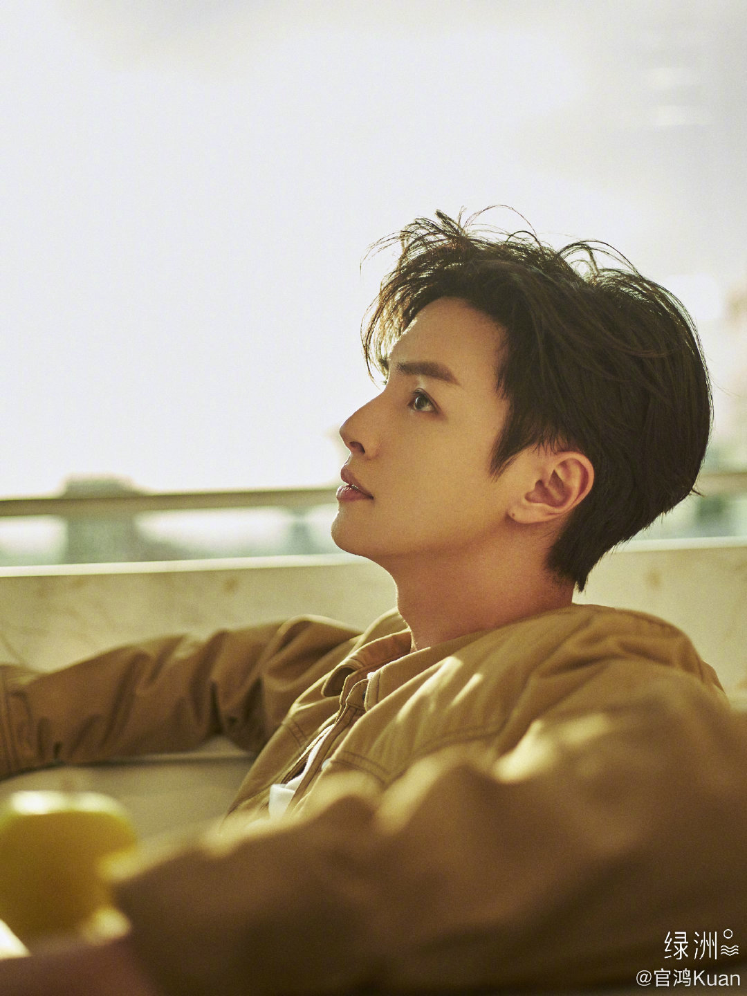 在绿洲晒出了一组帅照,官鸿本人置身浴缸中又酷又撩