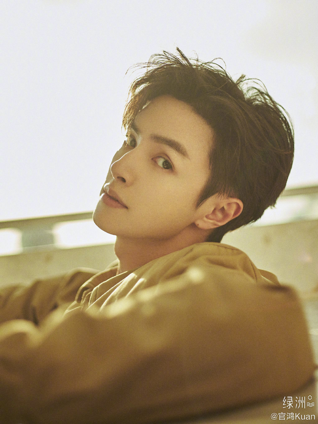 在绿洲晒出了一组帅照,官鸿本人置身浴缸中又酷又撩