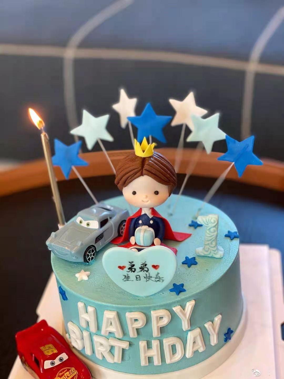 章子怡晒一家五口全家福庆祝小儿子一周岁生日新发型令人瞩目