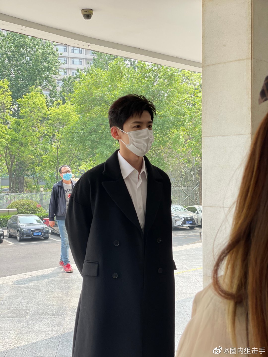 白敬亭五四晚会路透白衬衫外搭黑色呢子大衣看着好正啊