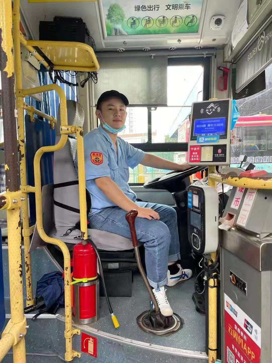 小伙子,你弯腰的姿势真帅!|公交车_新浪新闻