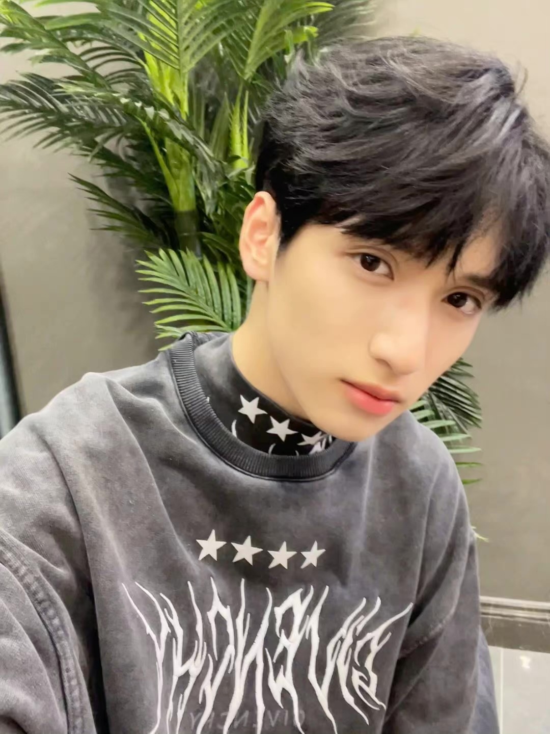 严浩翔的双眼皮比我眼睛还大 是live图……_高清图集_新浪网