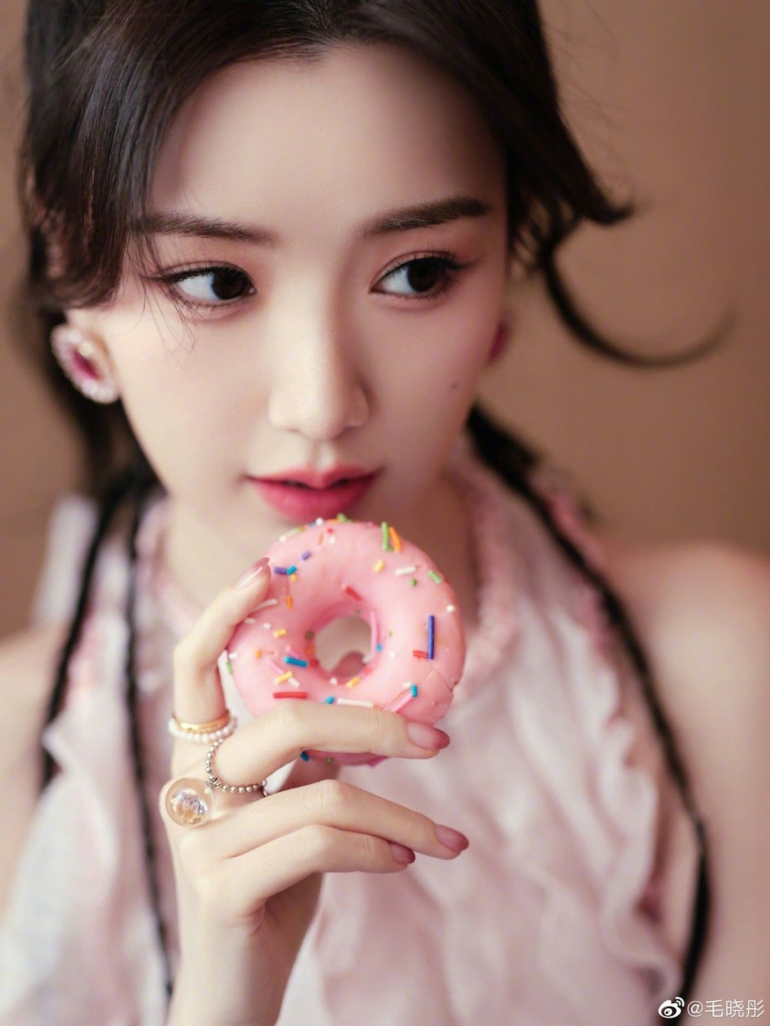 毛晓彤520随拍送达 粉色上衣牛仔裤,高马尾造型活力十足……__财经