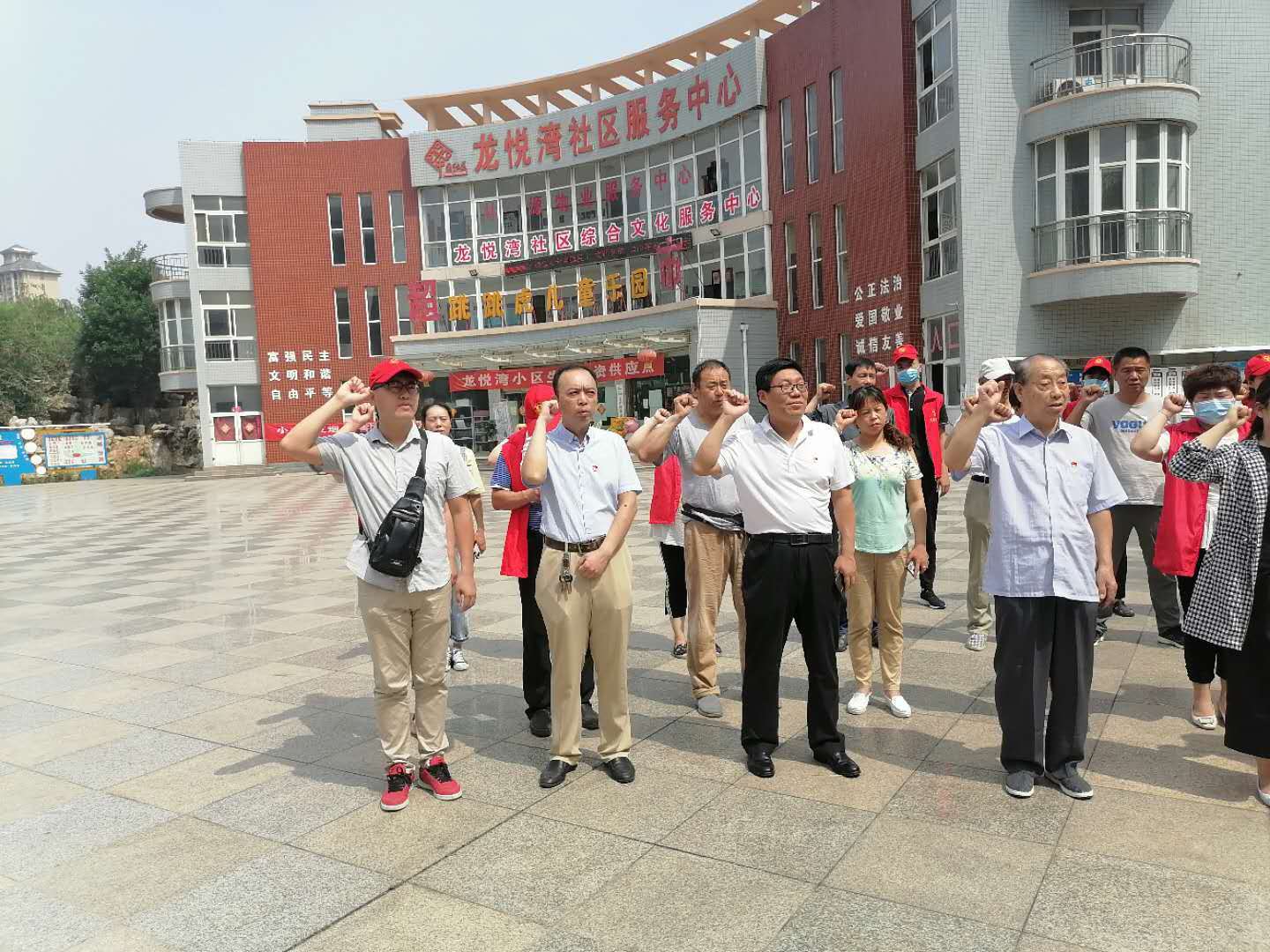 河南安阳:龙安区供销社 "七一"党员进社区 义务劳动暖人心