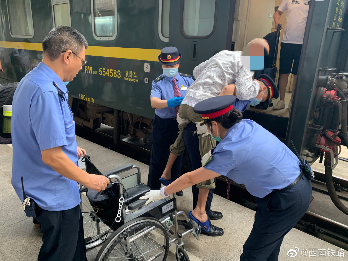 8月13日,从北京西开往成都的z49次列车正在检票迎接旅客_高清图集