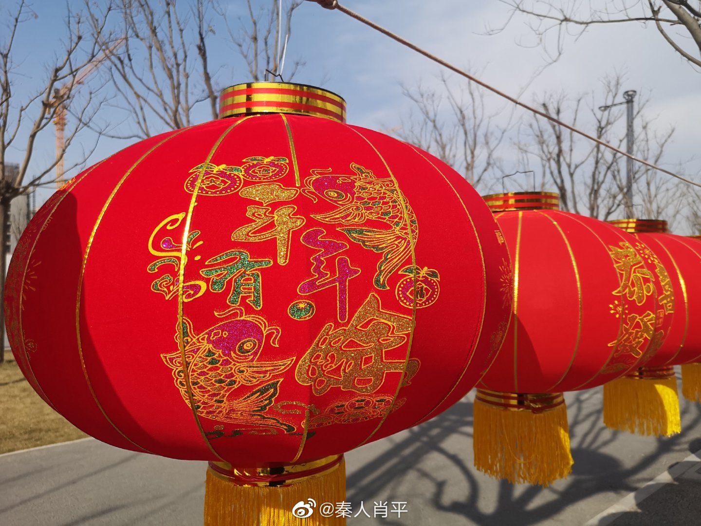 西安三兆村是有名的灯笼制作村,村口路边挂起一串串红灯笼……_高清