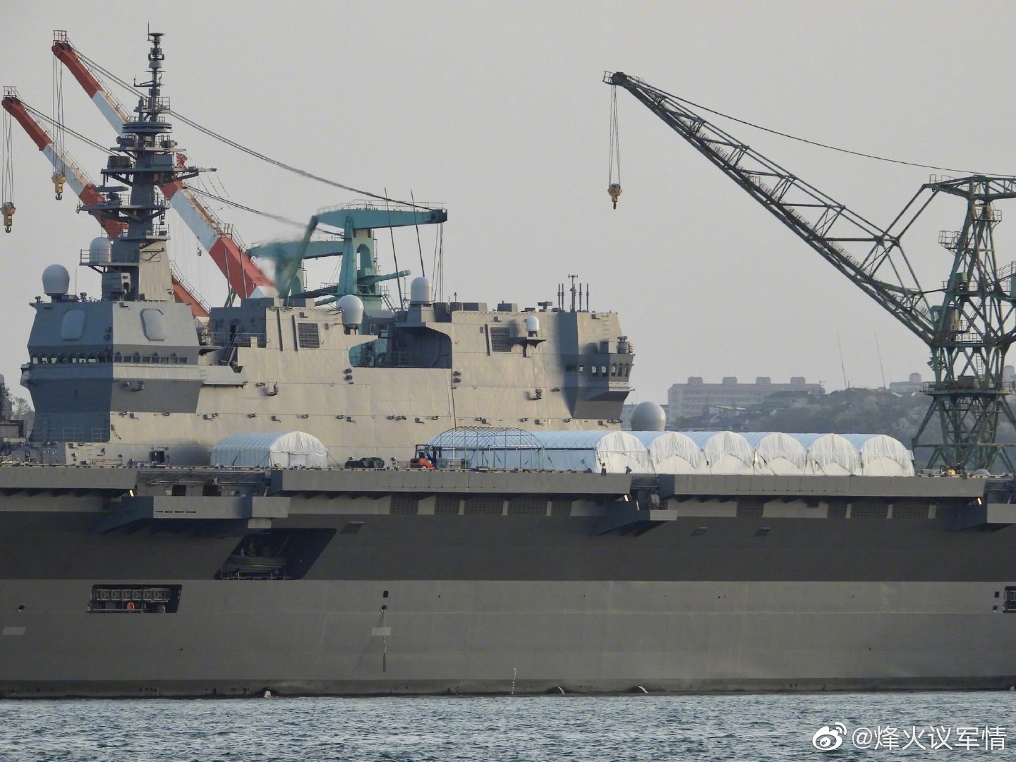 在矶子造船厂改装中的日本海自"出云号"两栖攻击舰