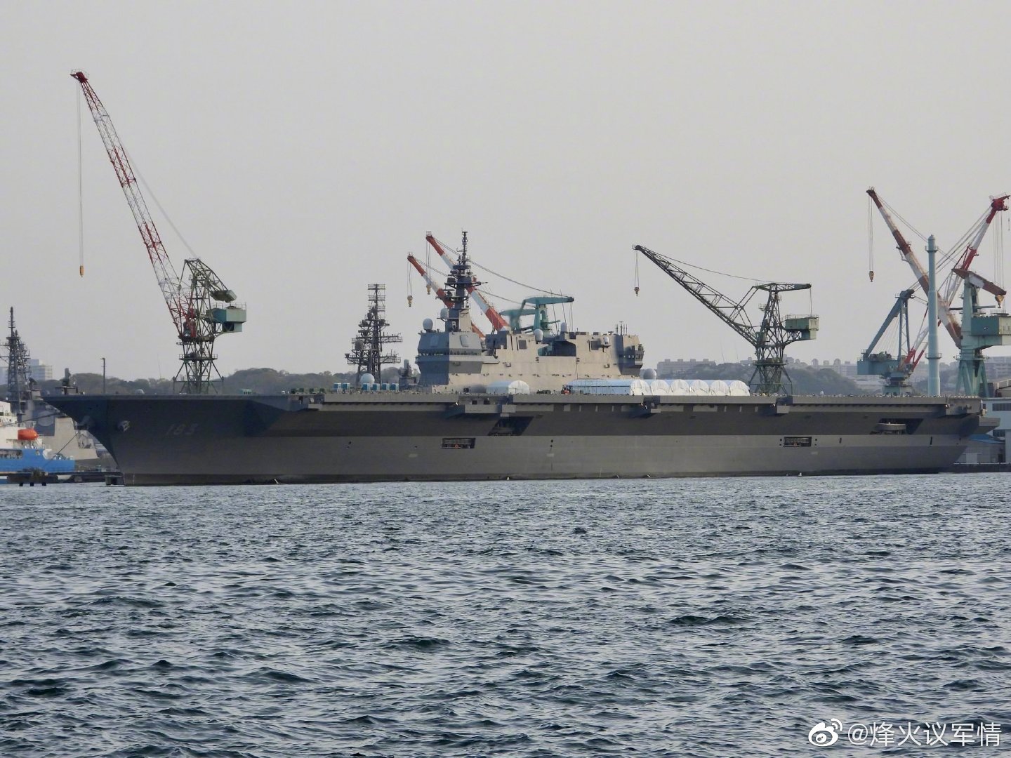 在矶子造船厂改装中的日本海自"出云号"两栖攻击舰