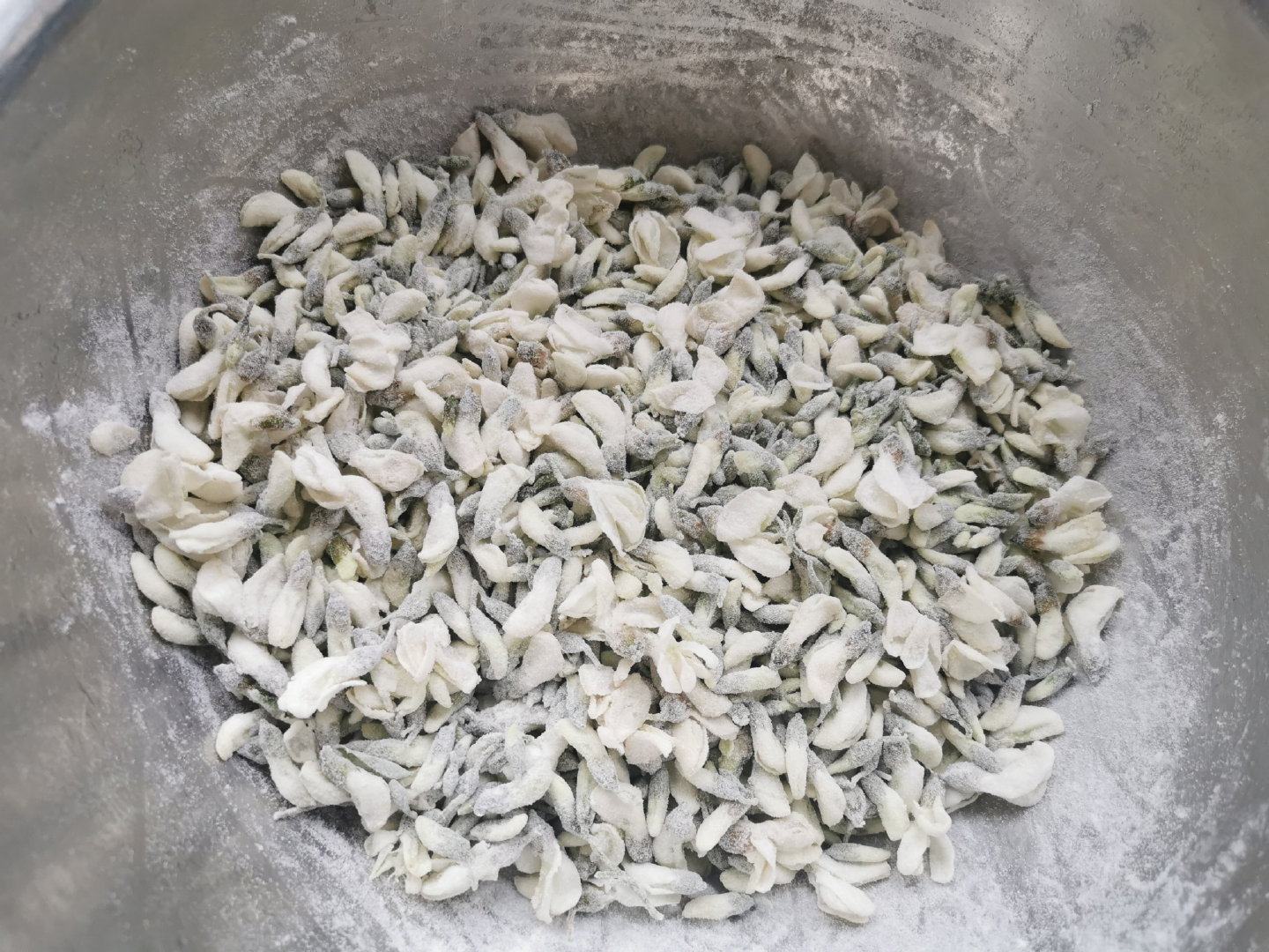 不焯水不过油10元一斤的洋槐花裹上面粉蒸5分钟两碗不够吃