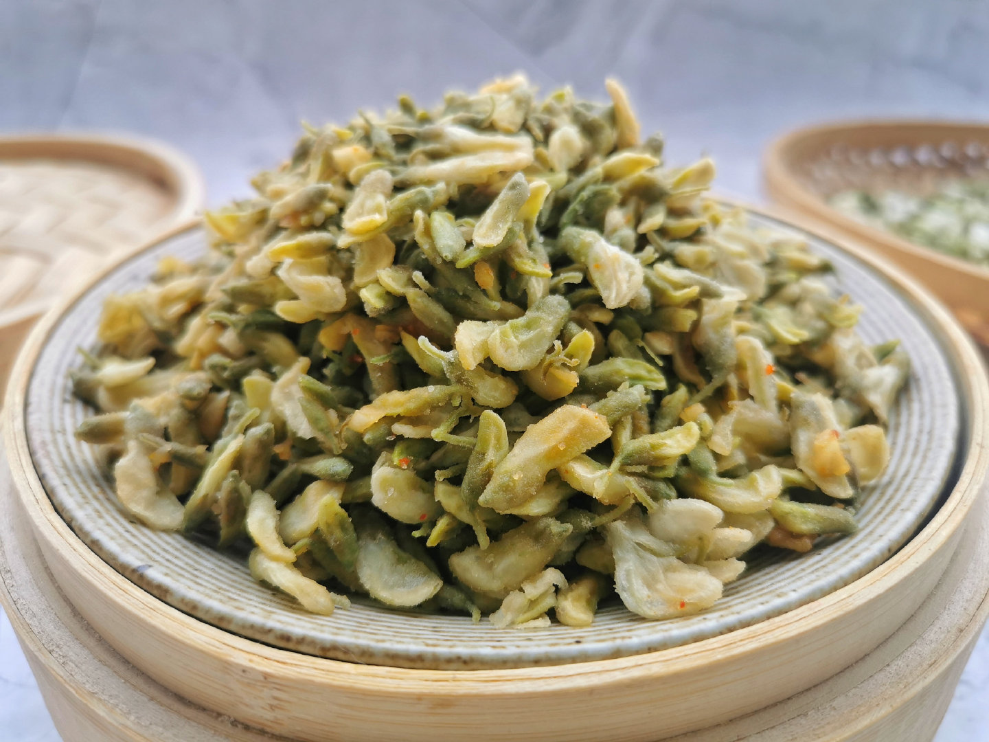 不焯水不过油10元一斤的洋槐花裹上面粉蒸5分钟两碗不够吃