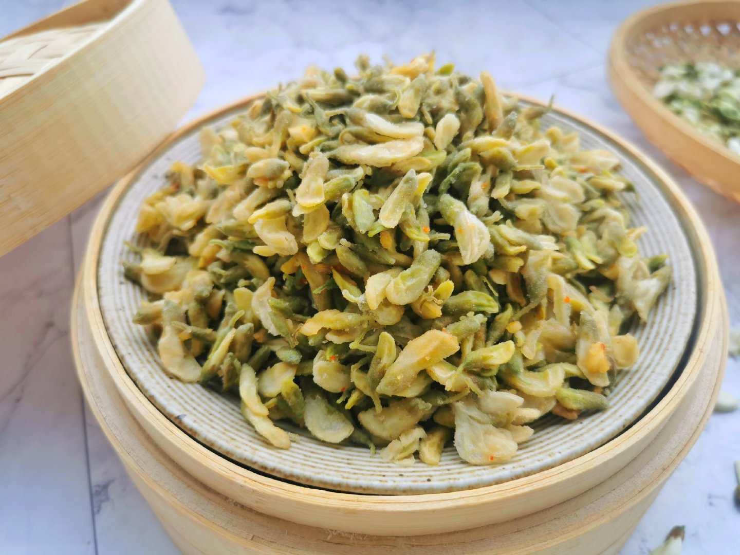 不焯水不过油10元一斤的洋槐花裹上面粉蒸5分钟两碗不够吃