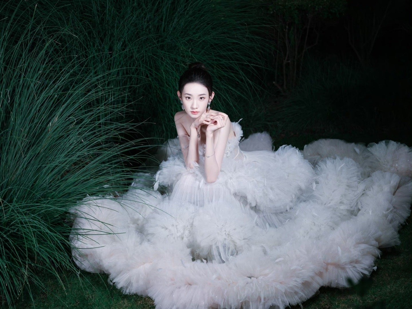 张艺凡微博电影之夜造型大片白色羽毛抹胸裙好仙