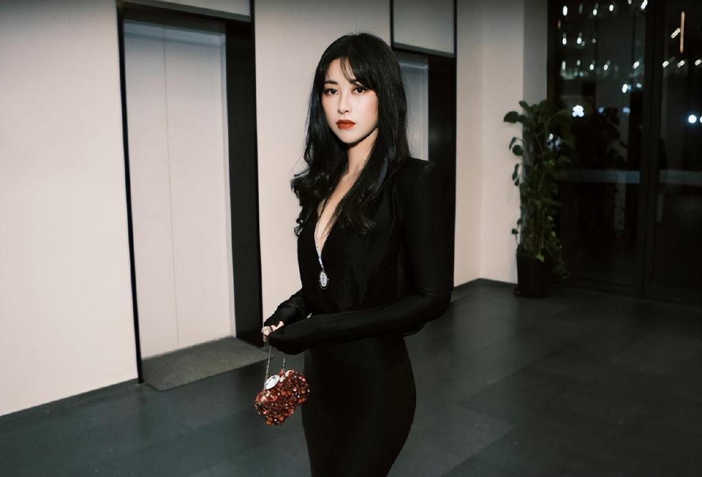 38岁朱珠晒近照,穿修身黑裙秀辣妈曲线,领口开到胃风情万种|朱珠|黑裙