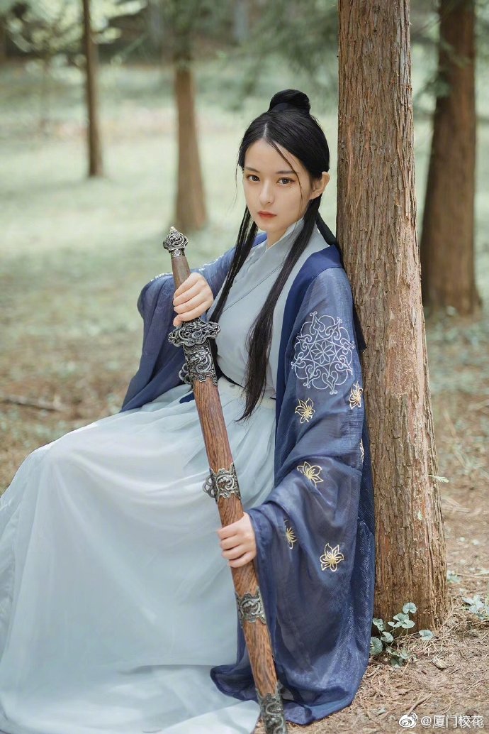 她叫阿余史佳,98年,就读于四川警察学院,身高166cm,金牛座