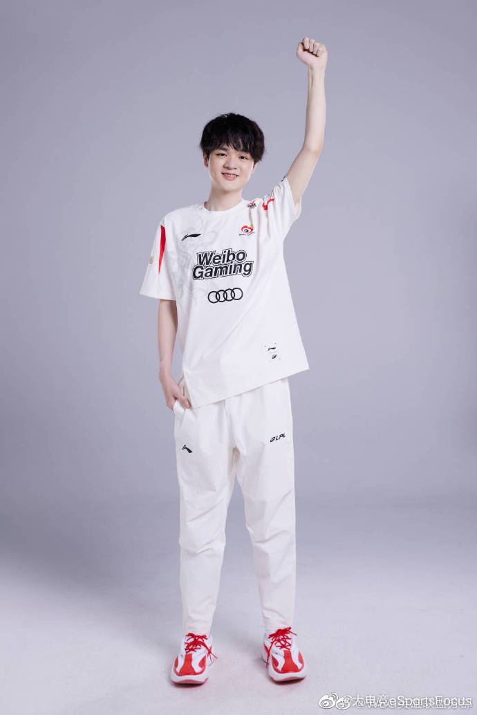 分享夏季赛定妆照 karsa秀臂展,light笑得太甜了_高清图集_新浪网