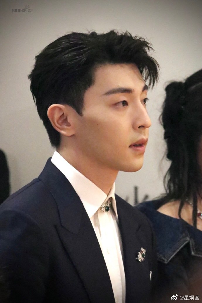 路人镜头下的邓伦生图太绝了,比精修更好看@邓伦_高清图集_新浪网