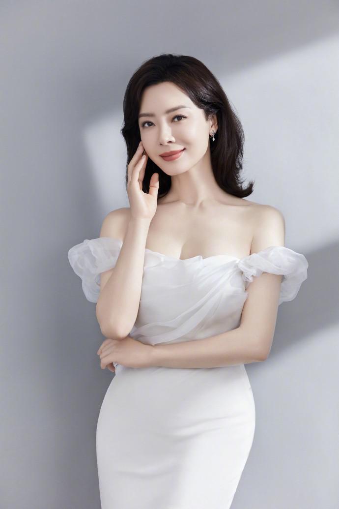 44岁陈数近照气质惊艳,直播脸僵被指像蔡明