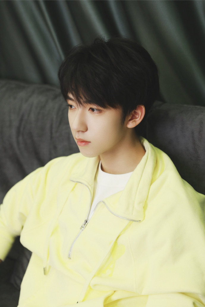 贺峻霖更新了黄色外套六宫格好帅气