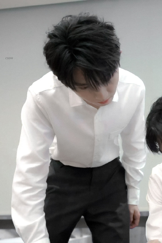 软糯糯的马嘉祺穿白衬衫好可谁能忍住不心动