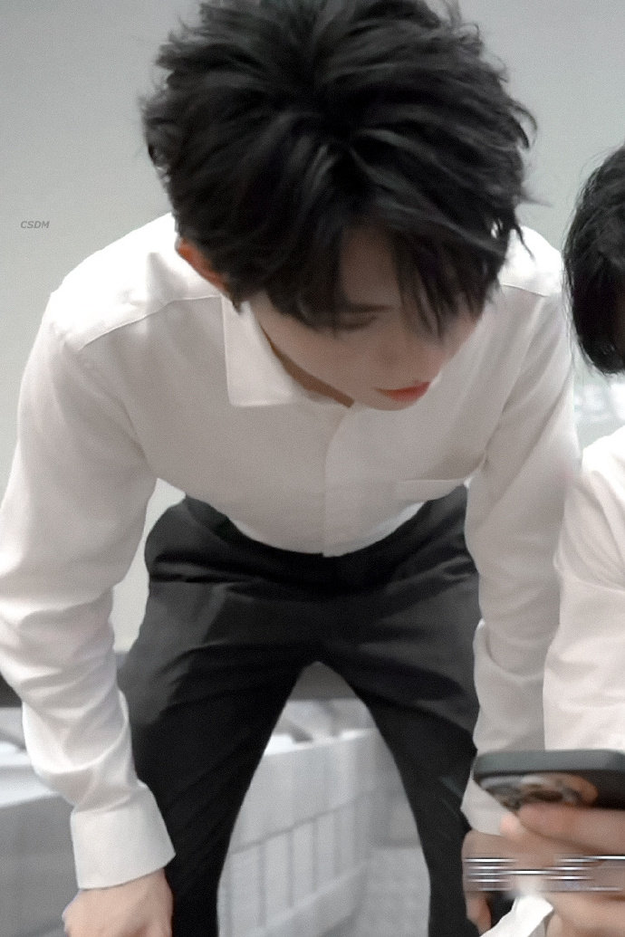 软糯糯的马嘉祺穿白衬衫好可谁能忍住不心动