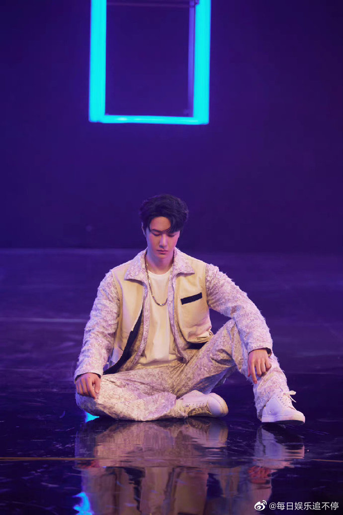 王一博河南春晚舞台照96!